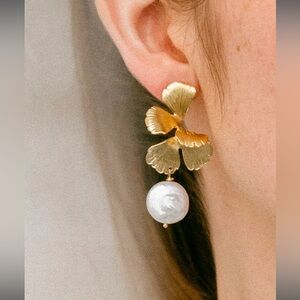 Madison Sabben Univers Pearl Small Earrings Champagne Gold